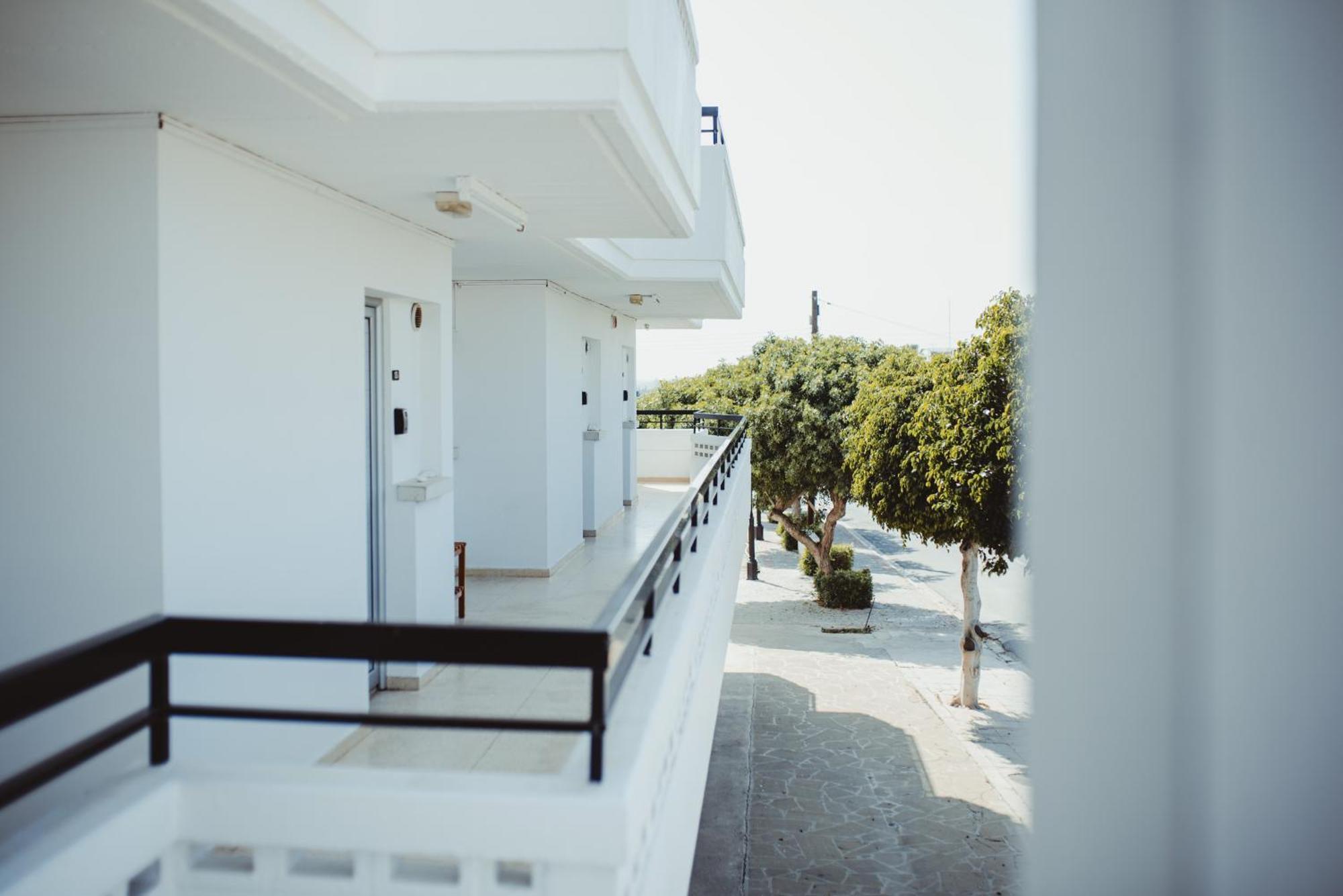 Ovis Hotel Apartments Agia Napa Exterior foto